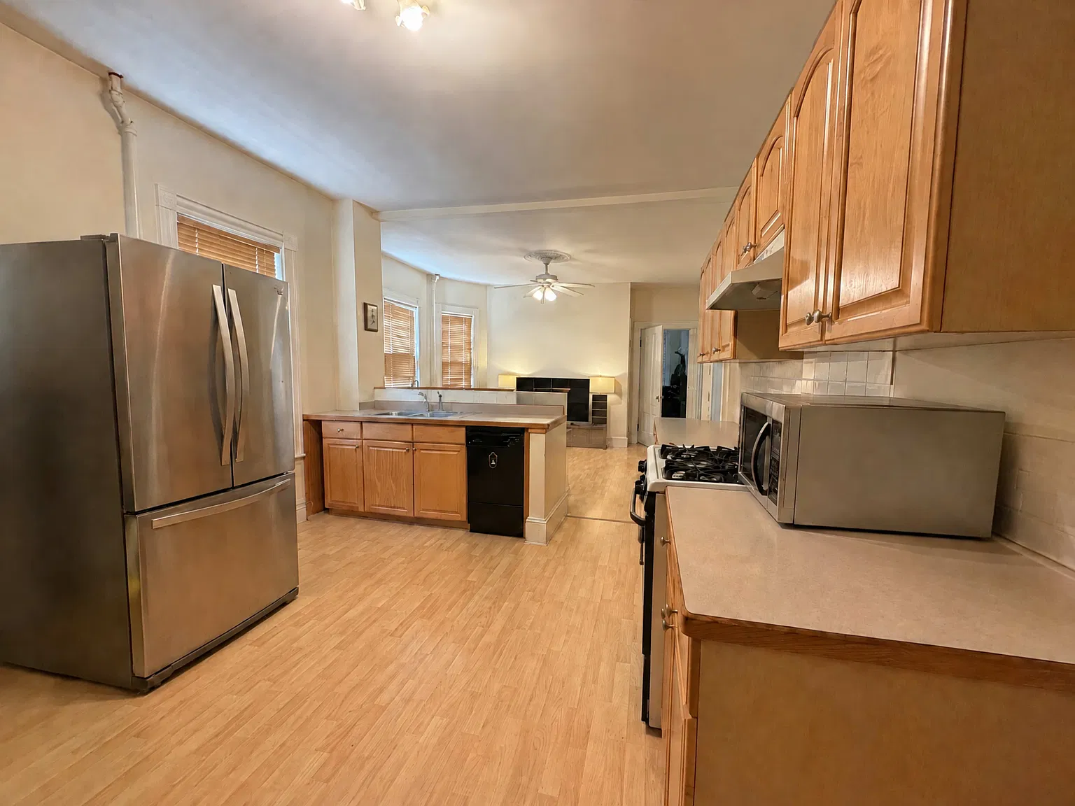3 bed, 1000 sqft, $4,000 — Photo 1