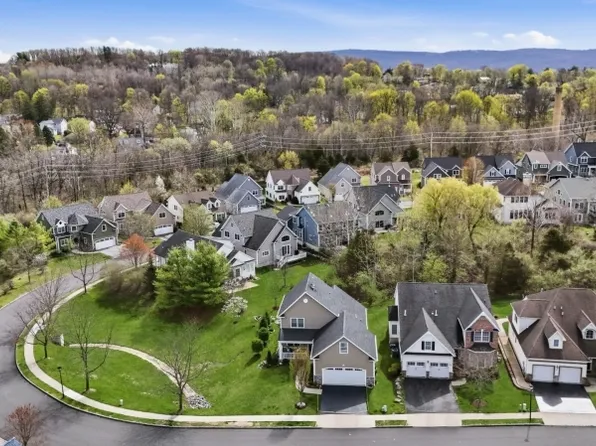 2 Bluffs Ct, Hamburg Boro, NJ 07419