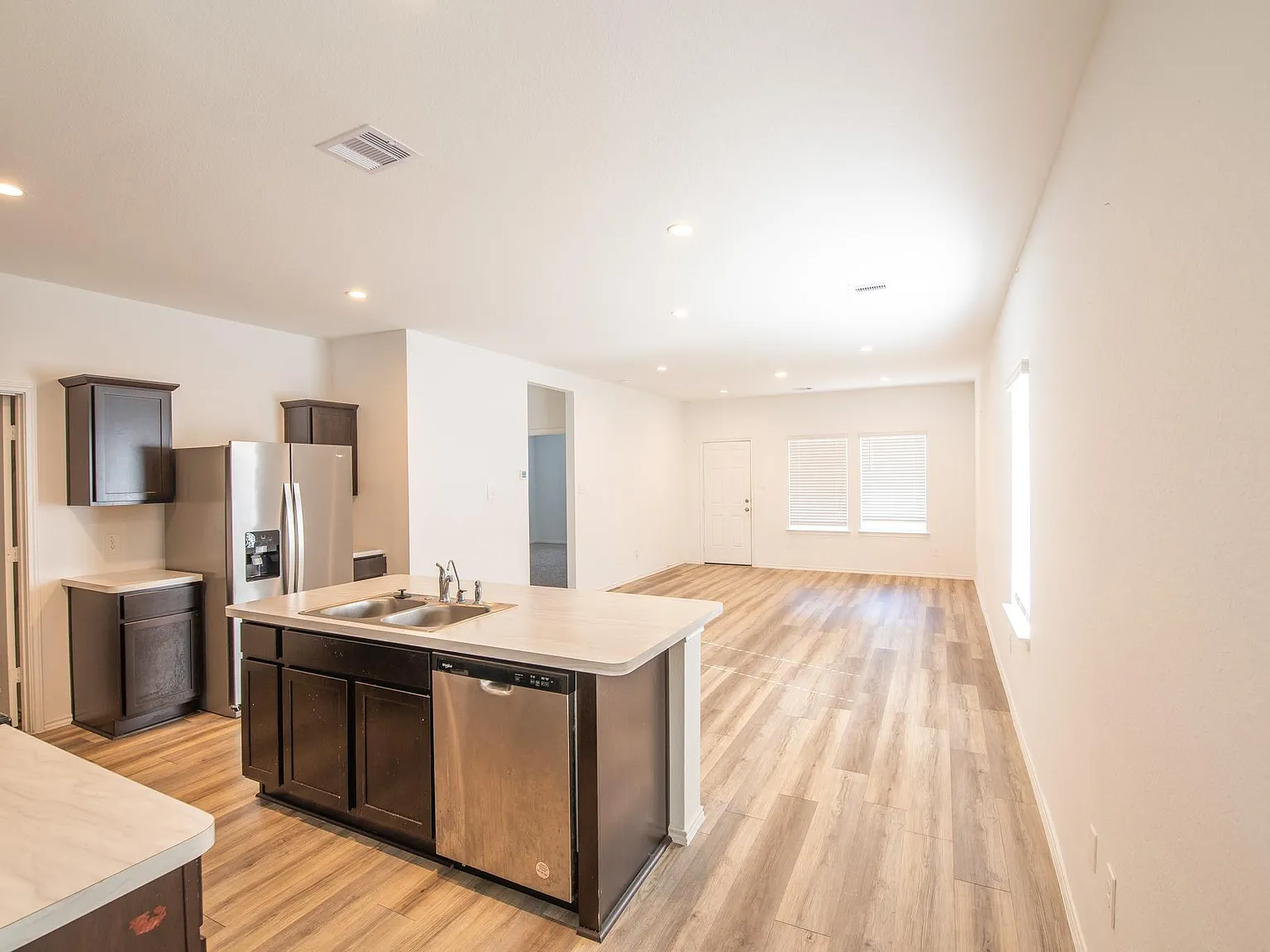 3 bed, 2.5 bath, 1999 sqft, $1,950 — Photo 4