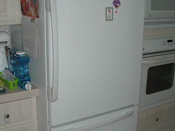 AMANA REFRIGERATOR