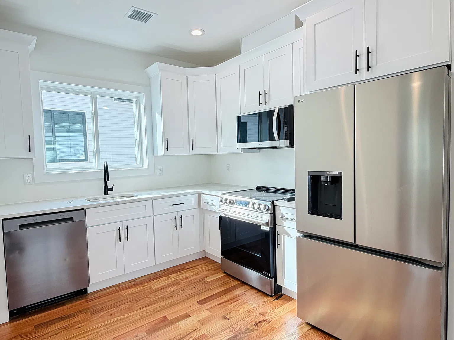 3 bed, 1150 sqft, $3,200 — Photo 1