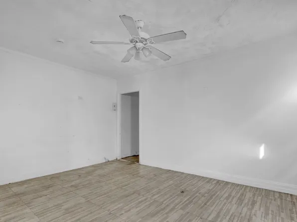 22-17 Collier Avenue image 7 of 20