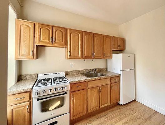 5th image of 323 E 14th St #5A