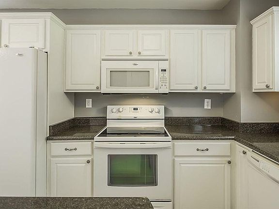 5th image of 224 Carlisle St