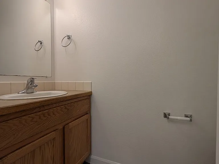 484 Helen St — Photo 13