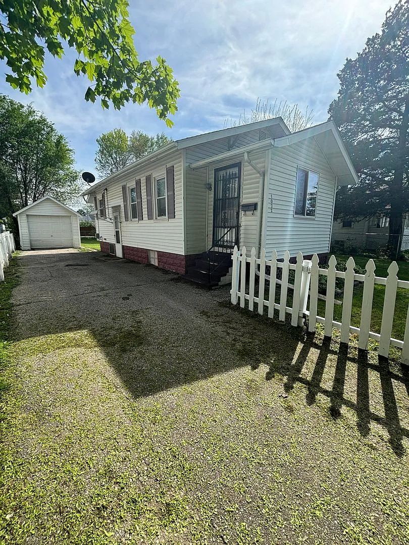 2 bedroom, 1 bathroom home — Photo 2