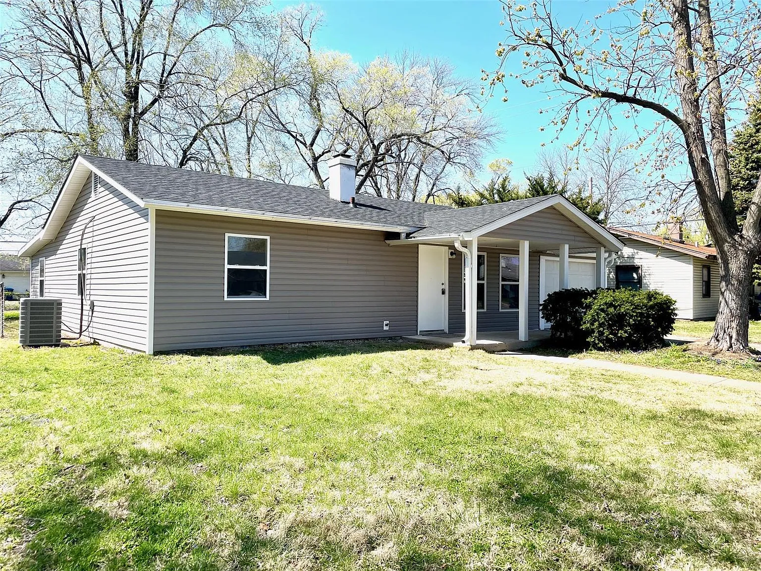 2833 Forest Ave photo 1