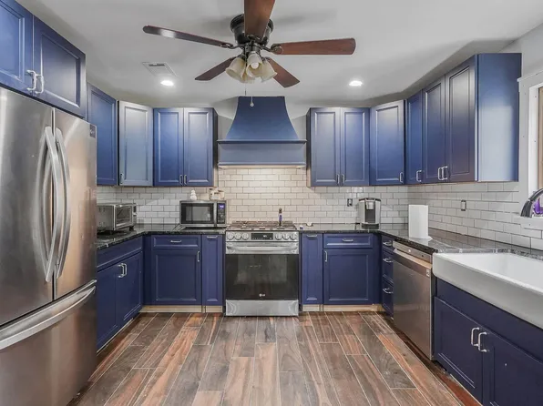 6 Youngs Lane, Setauket, NY 11733