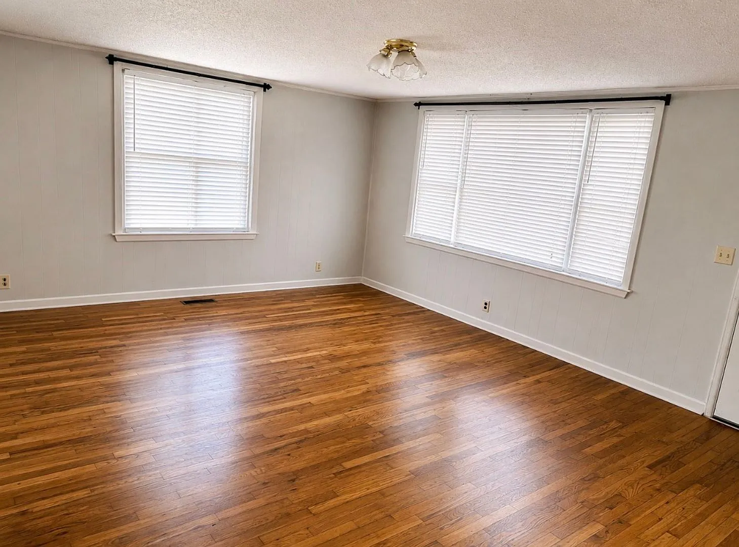 4 Bedroom, 2 Bath — Photo 3