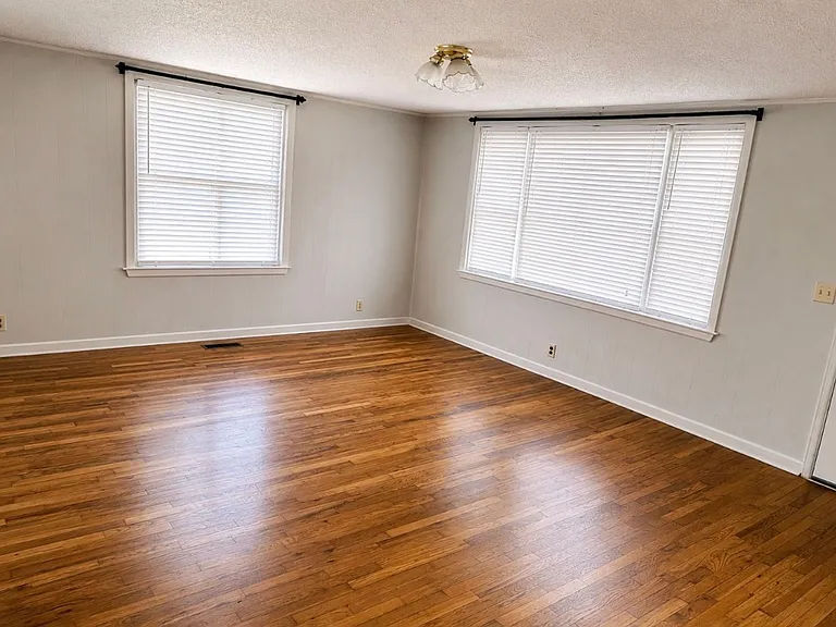 1062 Wesley Ave N — Photo 3