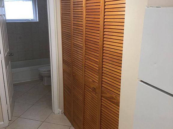 3rd image of 902 SE 1st St #5