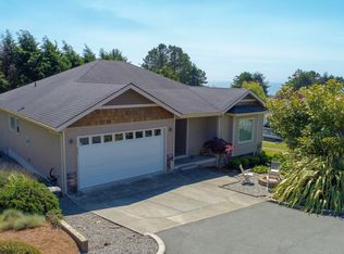 825 Julie Dr, Brookings, OR 97415