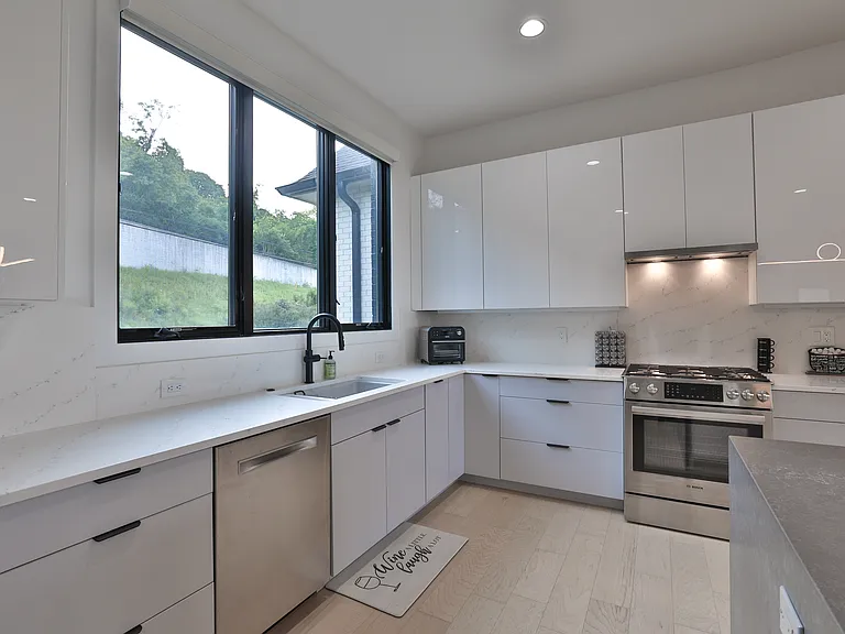 716 Western Ave — Photo 7