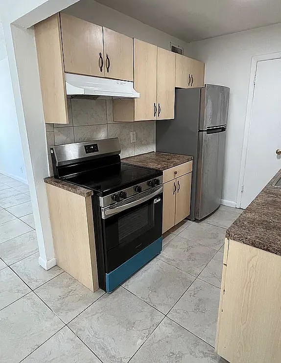 3 bed, 1.5 bath, 892 sqft, $1,850 — Photo 2