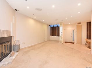 130 S Middle Neck Rd, Great Neck, NY 11021