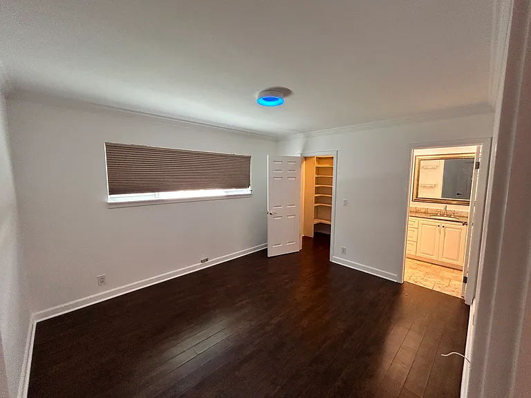 23723 Oxnard St — Photo 20