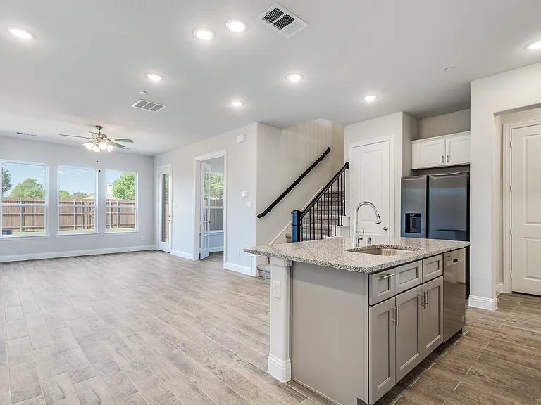 528 Hutchinson Ln — Photo 5