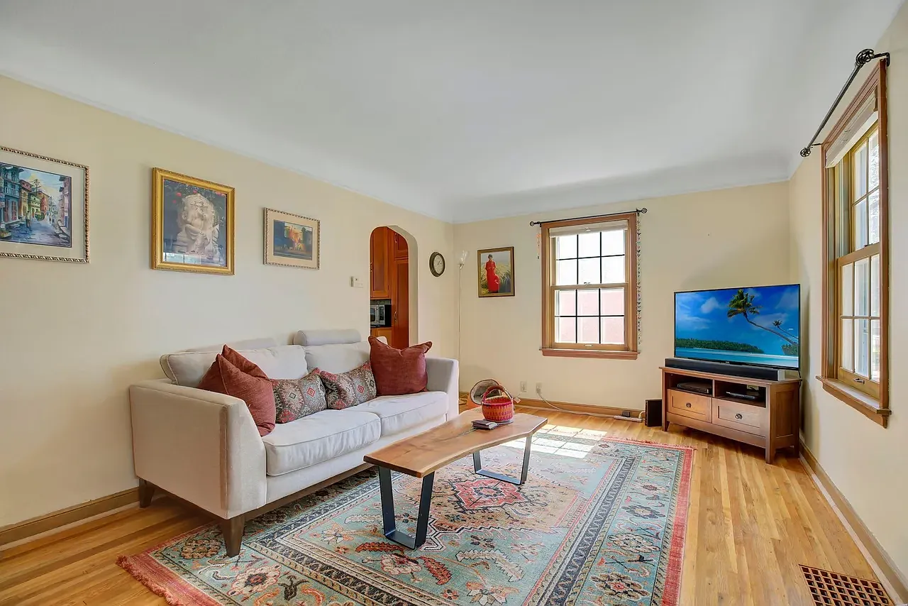 3 bed, 1010 sqft, $2,400 — Photo 2