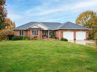 8466 N Meadowview Rd, Louisville, IL 62401