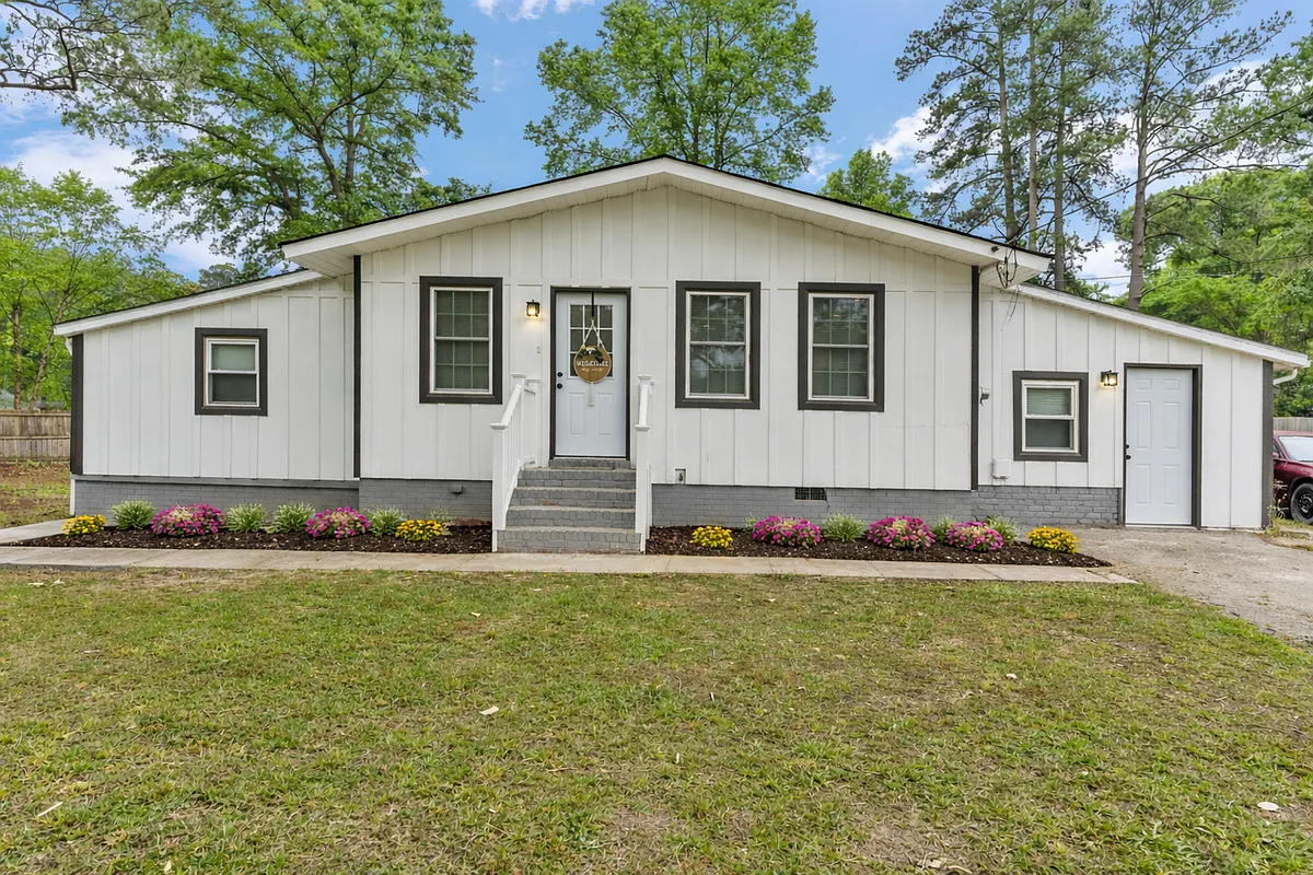 Building Photo - 1001 Helms Pl