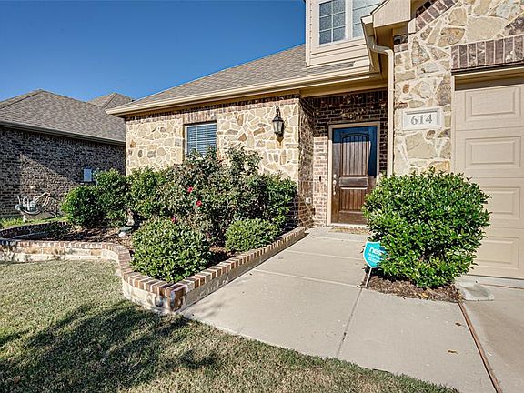 3rd image of 614 Dogwood Dr