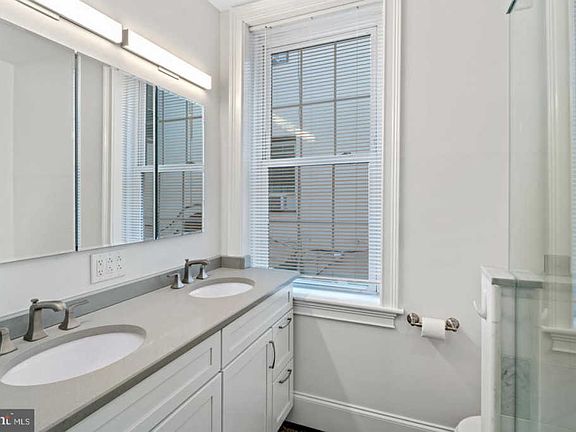 4th image of 1029 Spruce St #205