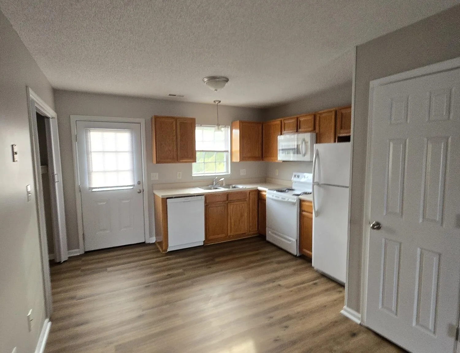 2 bed, 1.0 bath, $1,095 — Photo 4