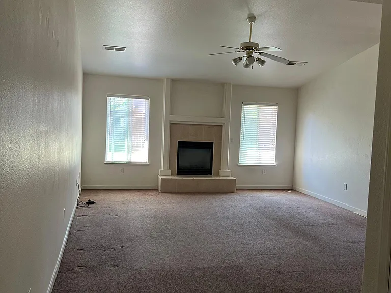 740 Harbor Dr — Photo 4
