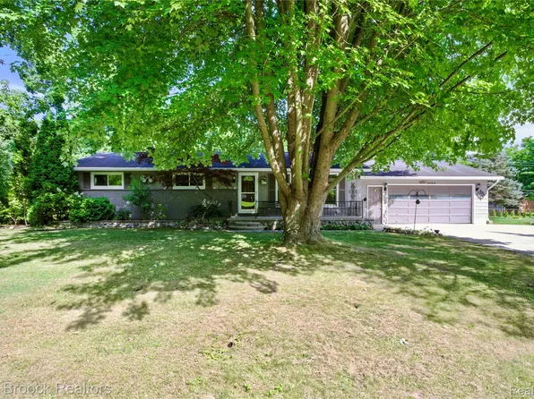 3084 E Hillcrest Dr, North Street, MI 48049