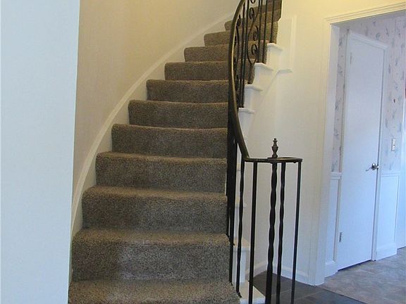 3rd image of 7 Meadowlawn Dr Unit 19