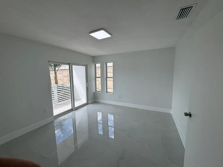 3315 NW 13th Ter — Photo 20