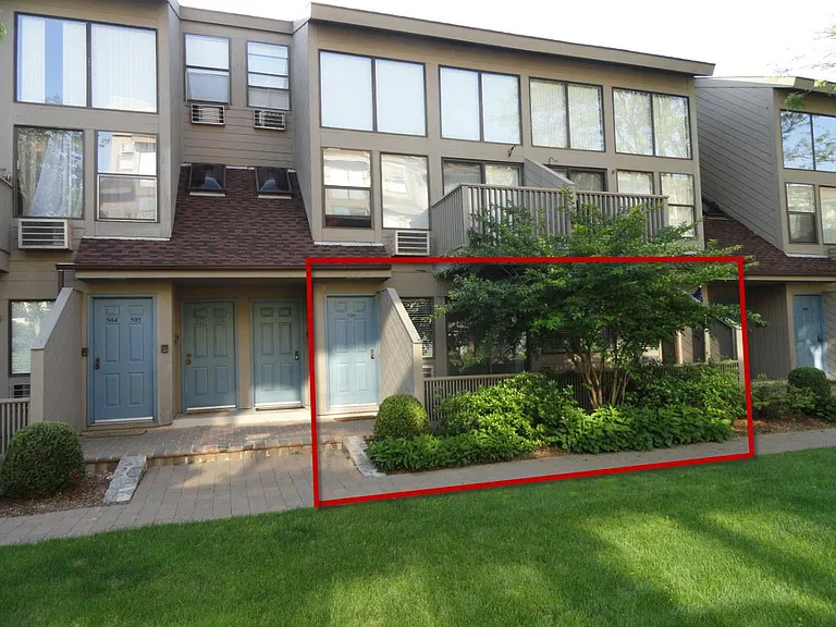 1465 E Putnam Ave #509 — Photo 1