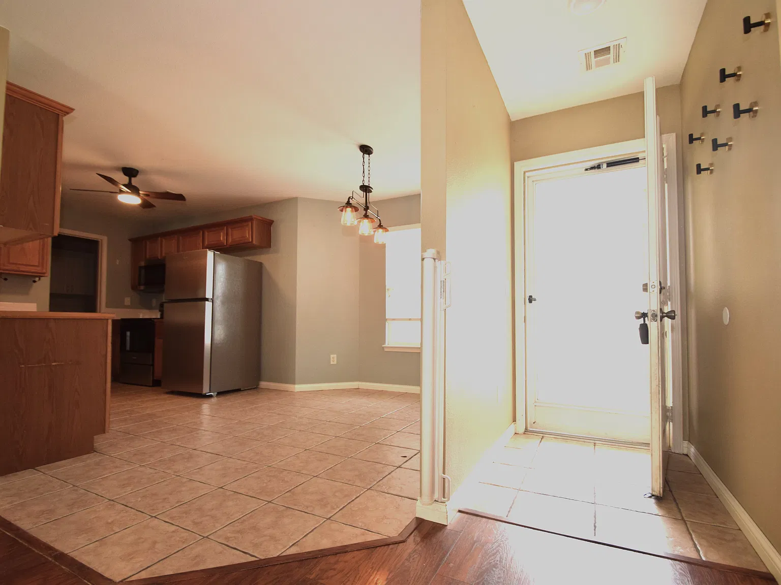 3 bed, 1305 sqft, $1,550 — Photo 2