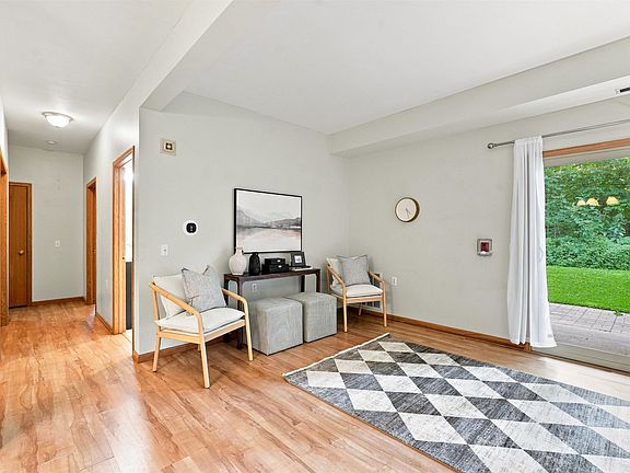 3rd image of 1339 Carpenter St