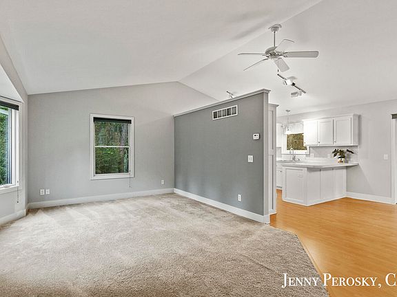 4th image of 8300 Bush Dr NE