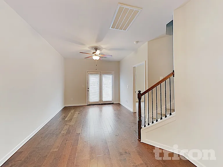 302 Woodfern Ct — Photo 4