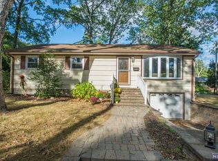 6 3rd St, Oakland, NJ 07436