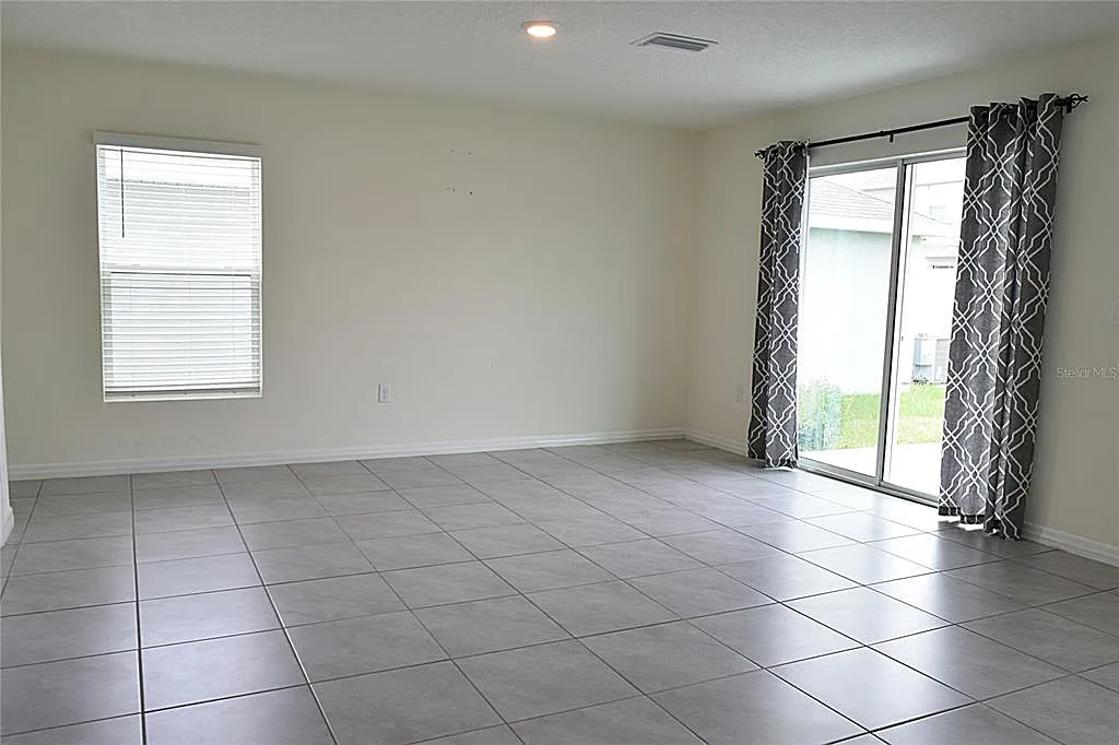 4 bed, 2.5 bath, 2328 sqft, $2,500 — Photo 4