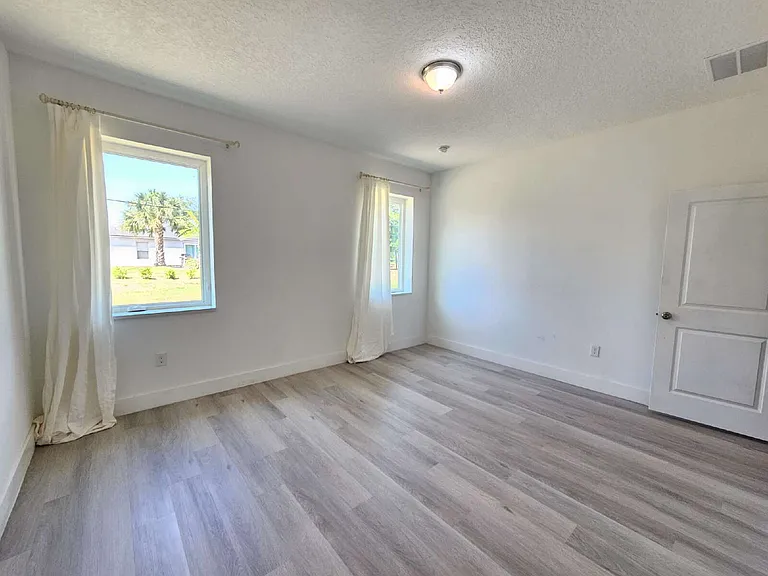 1370 Cogan Dr SE — Photo 8