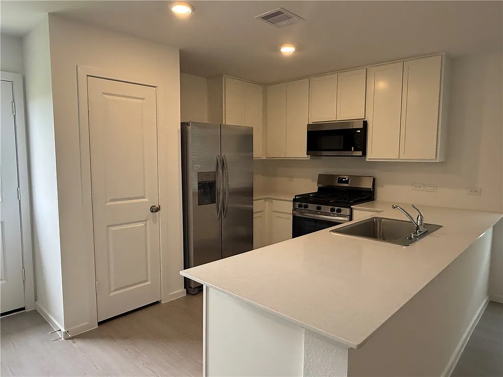 3 bed, 1269 sqft, $1,995 — Photo 2