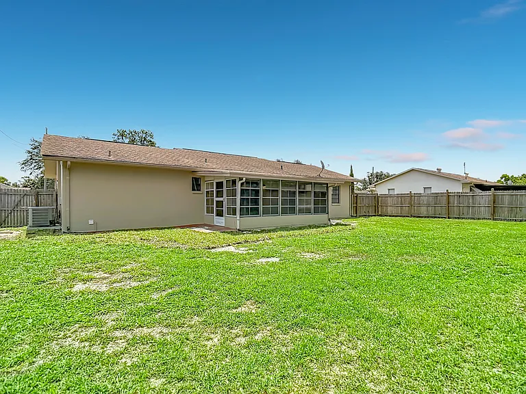 3255 Amherst Ave — Photo 43
