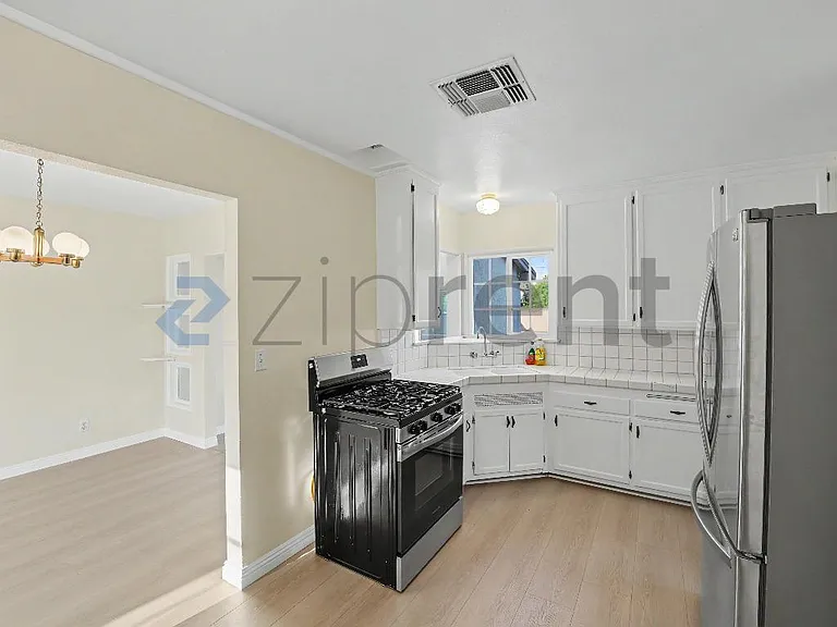 10916 Noble Ave — Photo 9