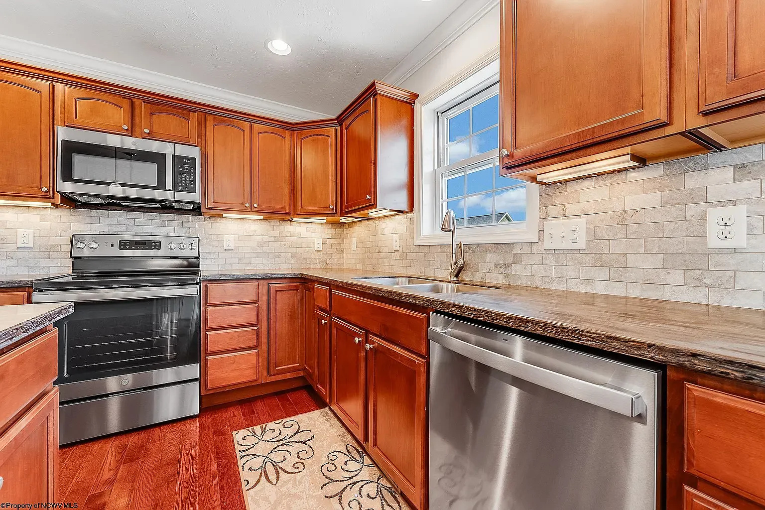 4 bed, 3.5 bath, 2616 sqft, $2,800 — Photo 3