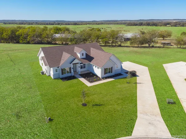 311 Venado Oaks, Castroville, TX 78009