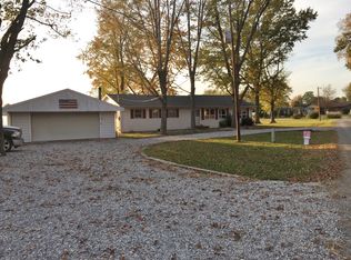 7147 N Mesa Lake Dr, Mount Carmel, IL 62863