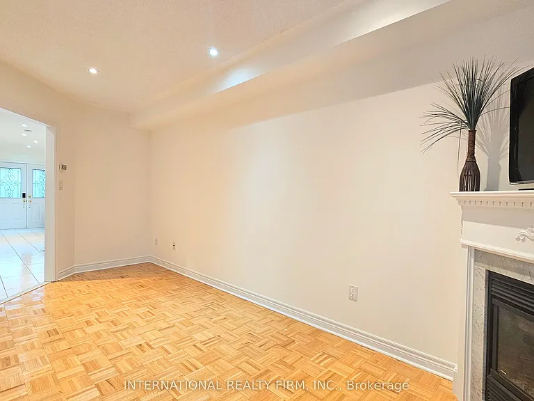 195 Warwick Cres — Photo 5