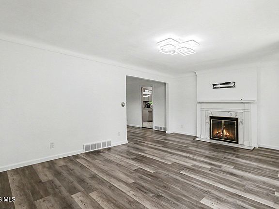 5th image of 2843 Strauss Ave