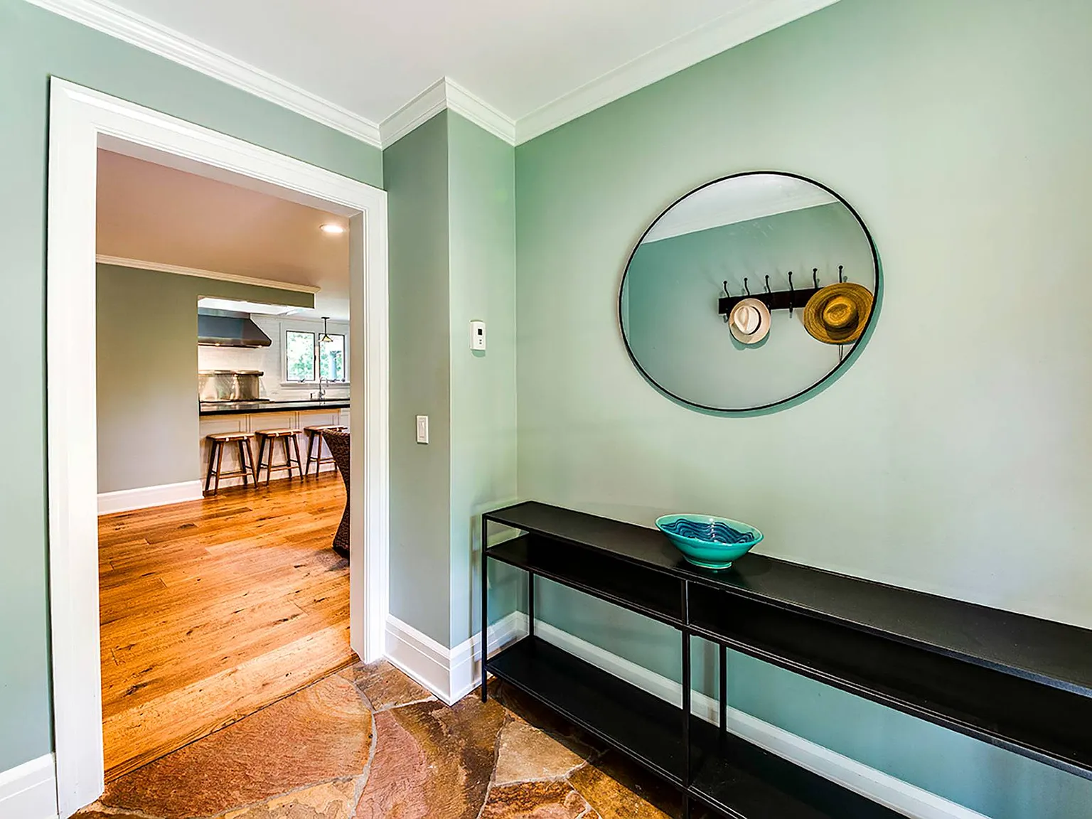 Lovely Home In East Hampton — Photo 3