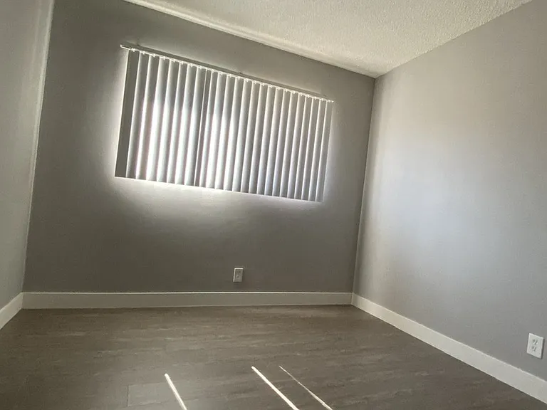 1152 W. 22nd St — Photo 13