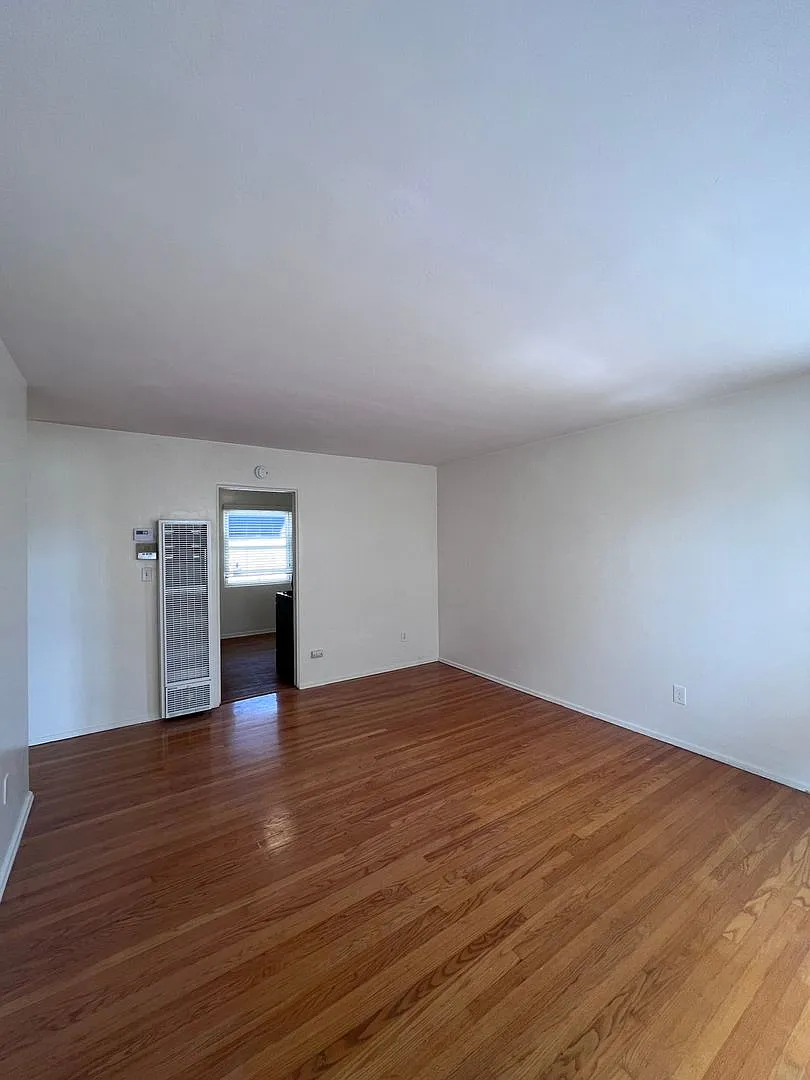 Charming 2-bedroom, 1-bath apartment located in the heart of Normal Heights — Photo 4